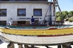 jeremy thiel et un apprentis a l'atelier des barques de paulilles
