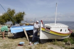 jean pierre et isabelle de l'association bonanca au travail au bord de l'etang leucate