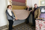 Calvisson musee Francine Nicolle vente tissus decoupe a des visiteurs Arlette et pierre (1)